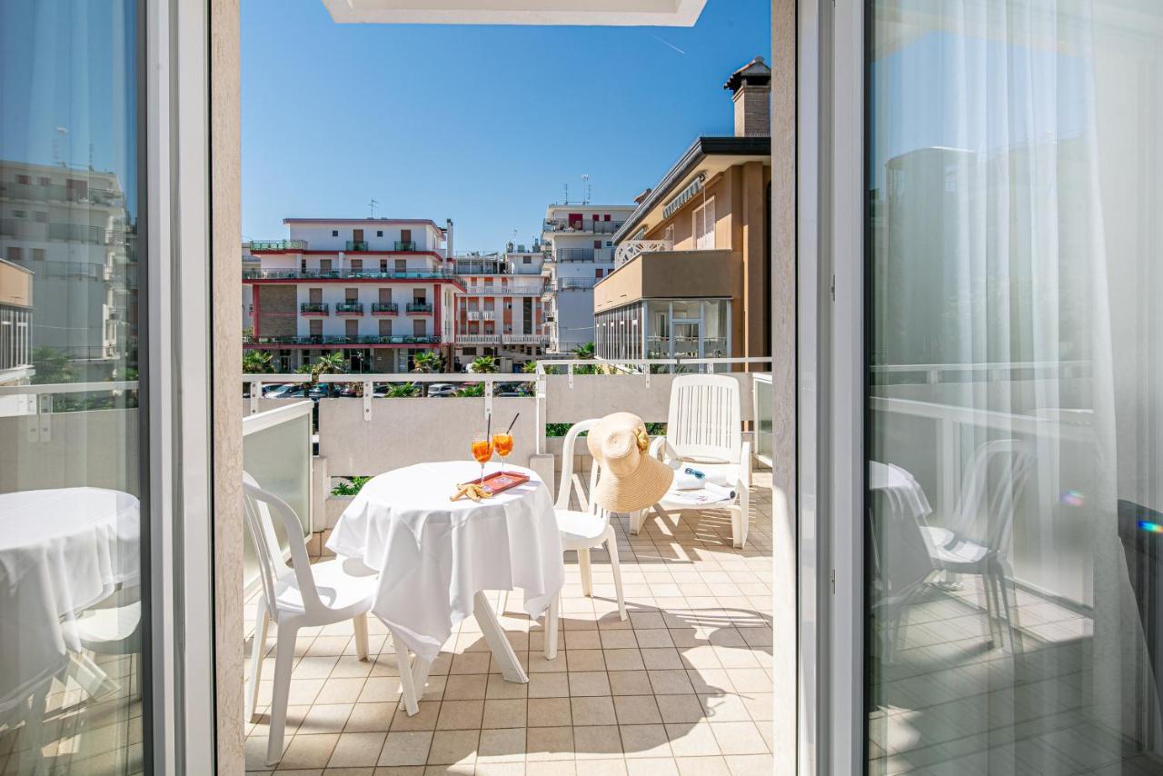 Hotel Pigalle Lido di Jesolo Buitenkant foto