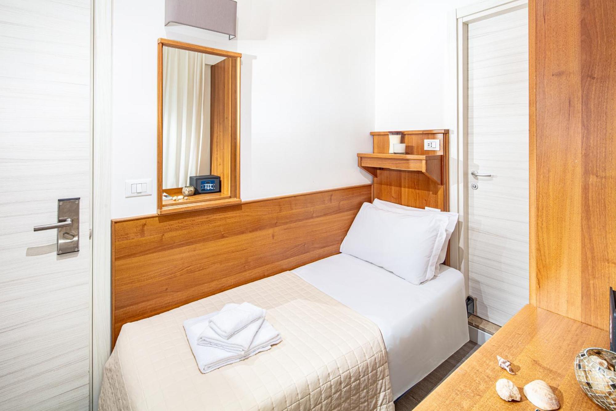 Hotel Pigalle Lido di Jesolo Buitenkant foto