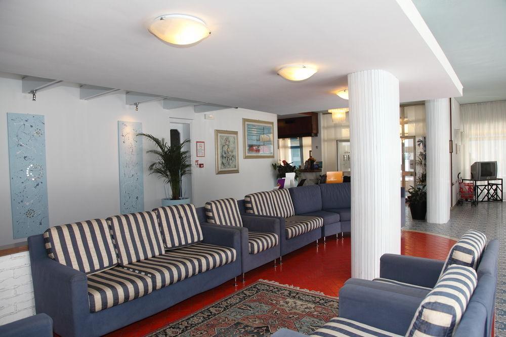 Hotel Pigalle Lido di Jesolo Buitenkant foto