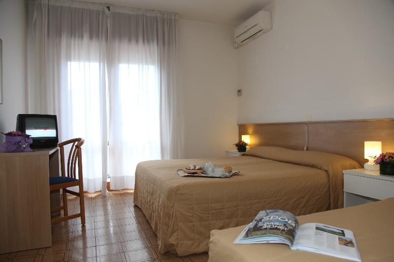 Hotel Pigalle Lido di Jesolo Buitenkant foto