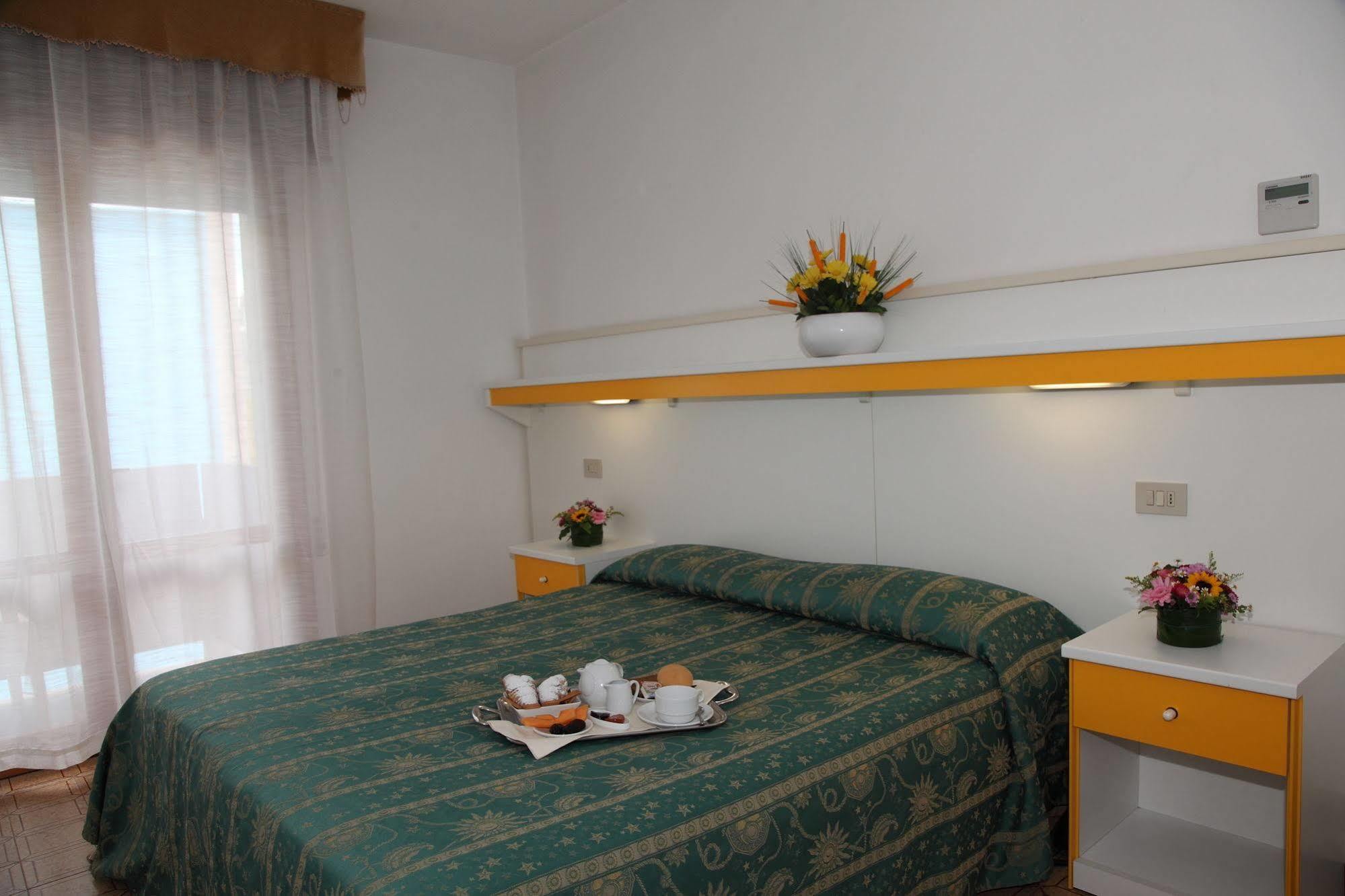 Hotel Pigalle Lido di Jesolo Buitenkant foto