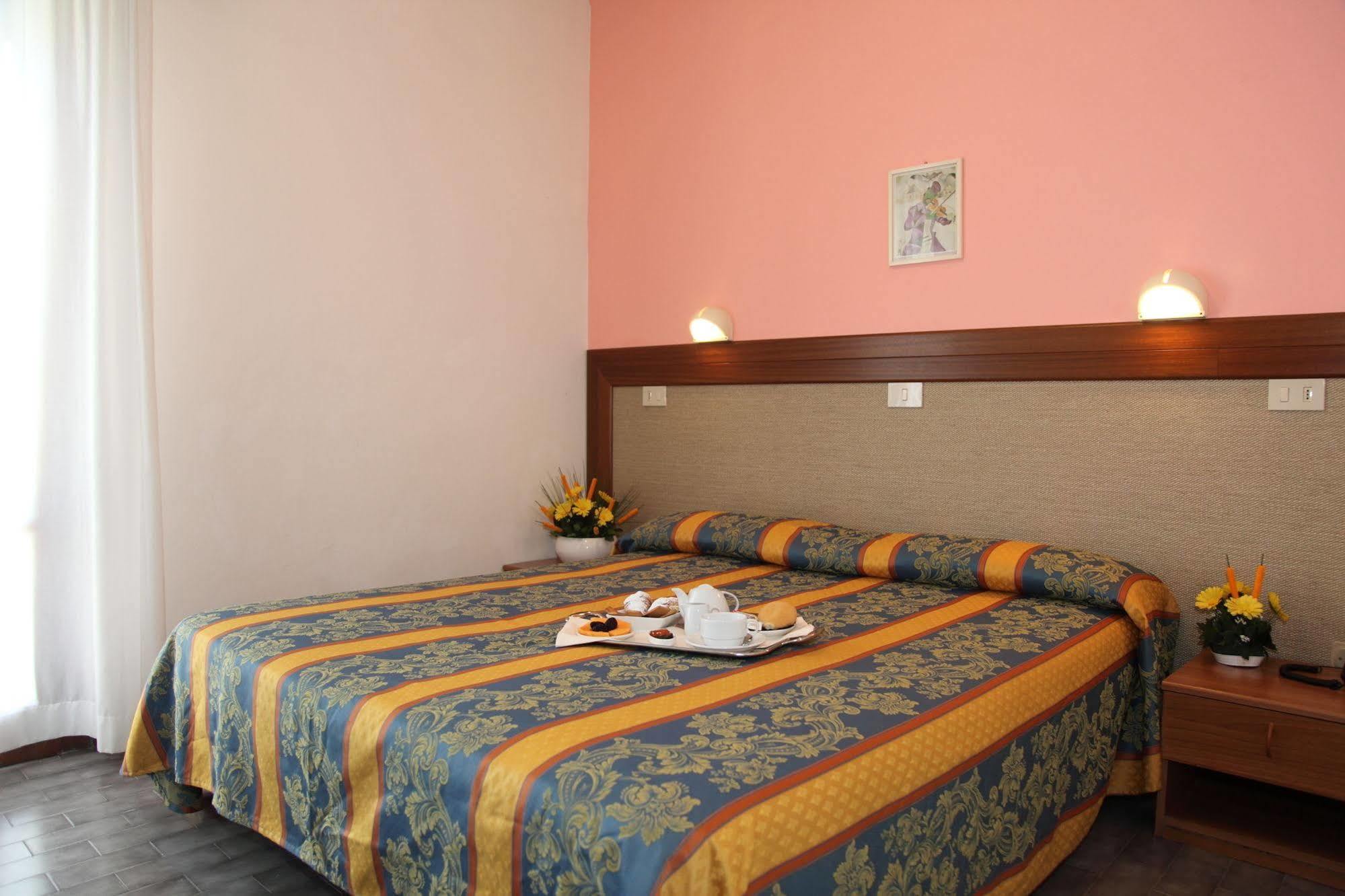 Hotel Pigalle Lido di Jesolo Buitenkant foto